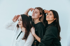 三个闺蜜美女写真图片